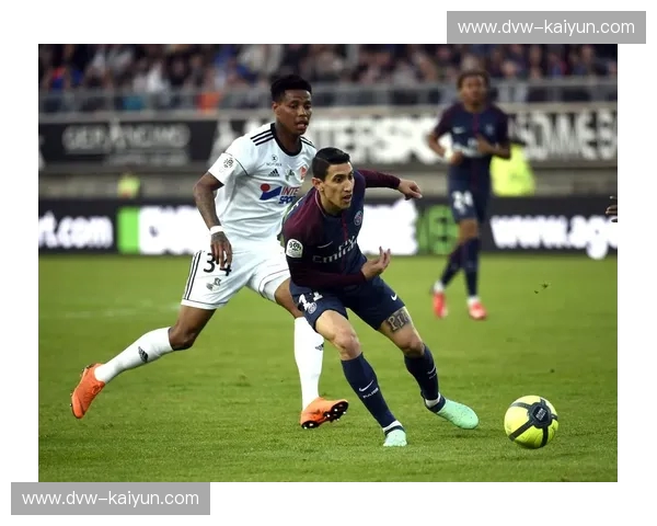 亚眠的寂静与兰斯的喧嚣：法甲赛场上的别样风情